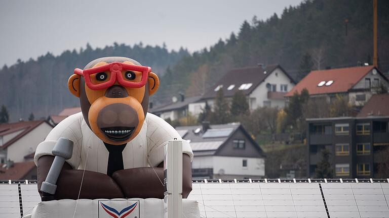 Trigema       -  Auch aufgeblasen gibt es den Trigema-Affen - hier auf dem Dach der Firmenzentrale in Burladingen.