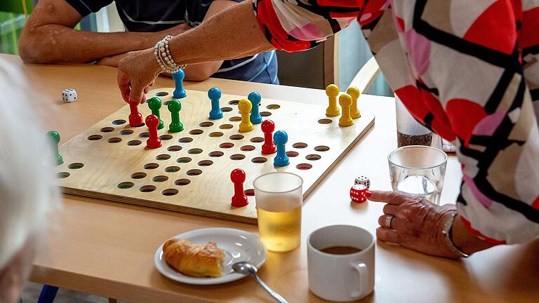 Kaffee, Hörnchen, Brettspiel: Die Besuche der Frauen vom Sozialdienst SkF bringen Geselligkeit und Abwechslung ins Heim. Kaffee, Hörnchen, Brettspiel: Die Besuche der Frauen vom Sozialdienst SkF bringen Geselligkeit und Abwechslung ins Heim. 