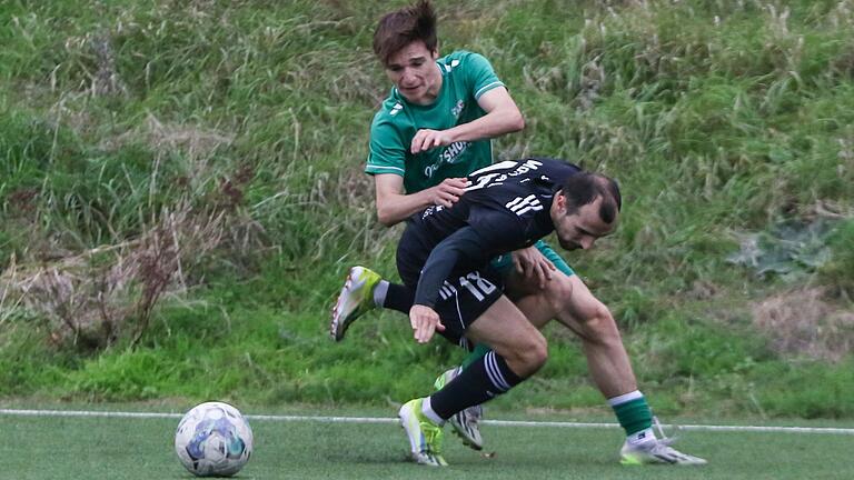 Luca Forster (hinten) vom TSV Abtswind im Zweikampf mit Arlind Morina vom SV Fortuna Regensburg: Die Abtswinder haben zuletzt drei Heimspiele in Folge gewonnen und wollen diese Serie auf dem heimischen Kunstrasenplatz gegen den FC Eintracht Münchberg fortsetzen.