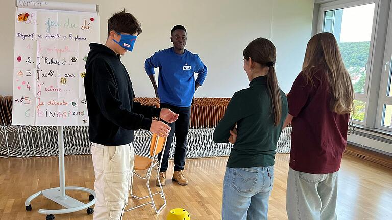 Lektor Jean-Steve Kobon mit Schülerinnen und Schüler der Französischgruppe der neunten Klasse.