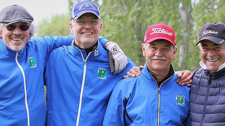 Der &bdquo;Flight&ldquo;, mit dem Costantino Rocca (rechts) auf dem Kitzinger Golfplatz auf die Runde ging: (von links) Roland Köppel, Klubvorsitzender Jürgen T. Knauf und Norbert Wagner.