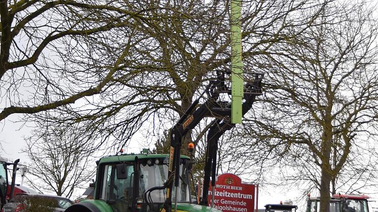 Mit Schleppern, Transparenten oder Grünen Protest-Kreuzen hatten die Bauern den Zugang der Besucher zum Freizeitzentrum Waigolshausen garniert.