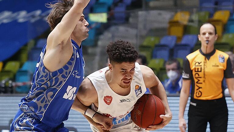 Einsatz, Wille, Leidenschaft: Joshua Obiesie (am Ball, mit Frankfurts Joe Rahon) und die Baskets scheinen auf dem richtigen Weg zu sein.