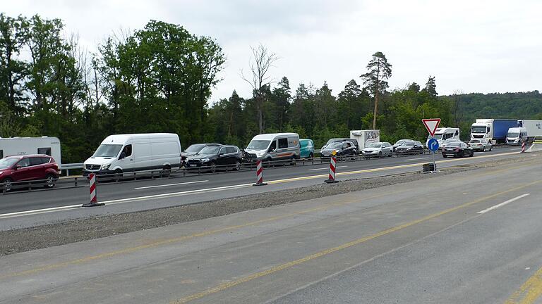 Die A3-Baustelle zwischen Geiselwind und Wiesentheid: In einer Fahrtrichtung steht alles, in der anderen Richtung sind nur vereinzelte Fahrzeuge zu erkennen. Im Fall eines Unglücks würde die Doppelalarmierung hier gut greifen.