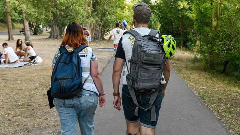 Nacht-Mediatorin Sabrina Waldmann und ihr Teamkollege&nbsp;&nbsp;Jochen Sauer waren am Freitag zwischen 20 und ein Uhr am Mainufer unterwegs.