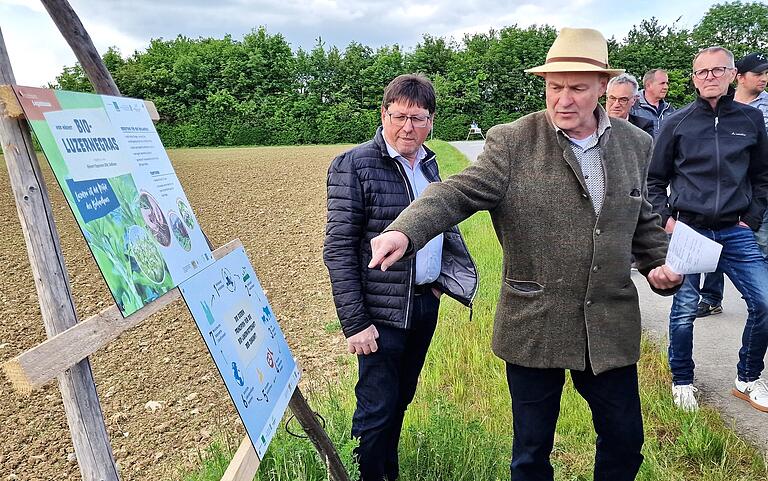 Die im Kreislauf wirtschaftende BioLandwirtschaft stellte Bernhard Schwab, der stellvertrende Leiter des AfELF Karlstadt, vor. Deren positiver Effekt sei die Pflege des Bodens, als Speicher für Wasser und zur CO²-Bildung der Wurzeln. Die im Kreislauf wirtschaftende BioLandwirtschaft stellte Bernhard Schwab, der stellvertrende Leiter des AfELF Karlstadt, vor. Deren positiver Effekt sei die Pflege des Bodens, als Speicher für Wasser und zur CO²-Bildung der Wurzeln.