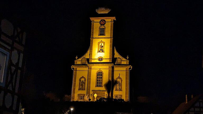 Wunderbar illuminiert ist seit kurzem wieder die St.-Kilian-Kirche in Oberelsbach während der Abendstunden. Allerdings macht der Holzkäfer aktuell dem Dachstuhl der 'Rhönbasilika' zu schaffen. Der Gemeinderat beschloss einen kräftigen Zuschuss zur Schädlingsbekämpfung.