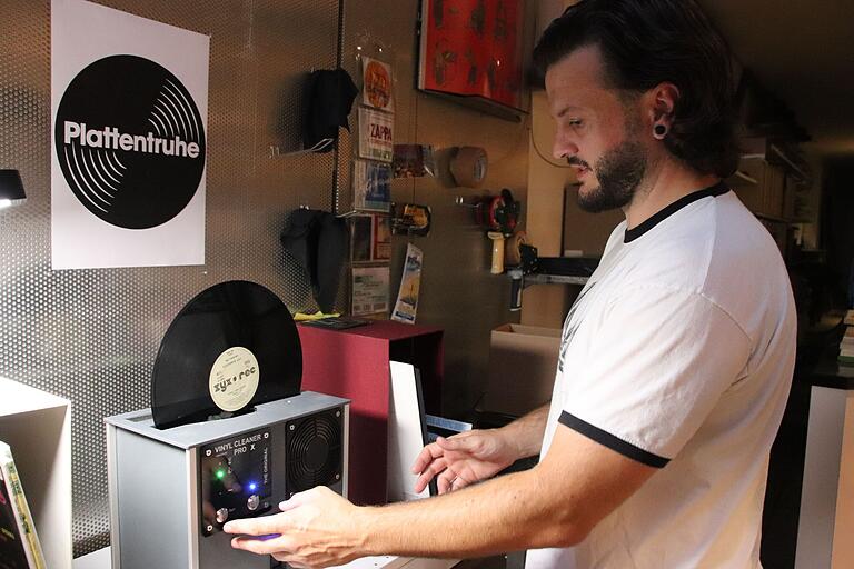 Jakob Schreiner an der Plattenwaschmaschine. Jakob Schreiner an der Plattenwaschmaschine.