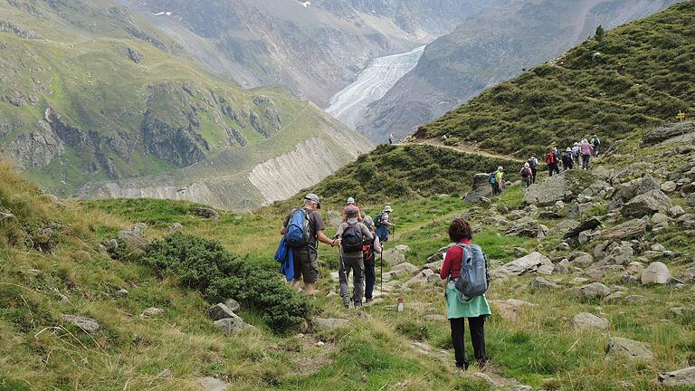 Die Rhönklub-Wandergruppe auf dem „Wanderweg über die roten Felsen“ durch den Fernergarten unweit des Kaunertaler Gletschers (Gepatschferner) hinunter zur Gepatschalpe.