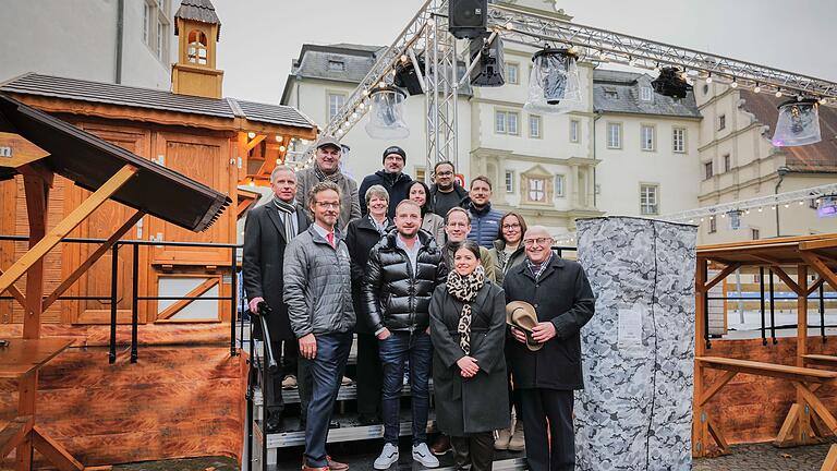 Veranstalter, Vertreterinnen und Vertreter der Stadt und der unterstützenden Partnerfirmen eröffneten den 'Winterzauber' im Schlosshof in Bad Mergentheim. Von 8. November bis 6. Januar wird das Hüttendorf mit Eisbahn zugänglich sein.