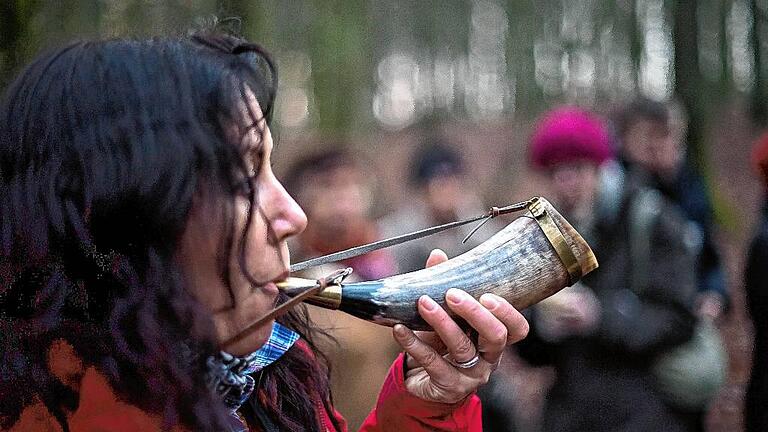 Gästeführerin Jutta Göbel bläst auf dem Stierhorn.