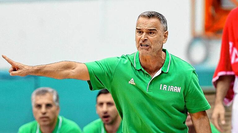 160915 TEHRAN Sept 15 2016 Dirk Bauermann C head coach of Iran reacts during a match       -  Dirk Bauermann im September 2016 als Nationaltrainer des Iran.