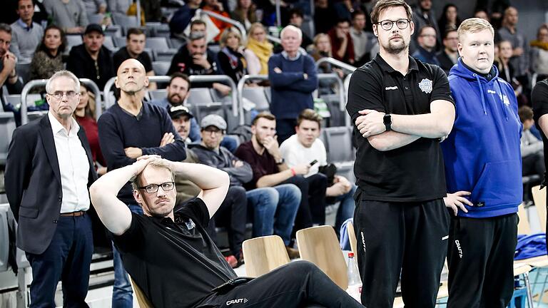 Enttäuschung pur bei den Heitec Volleys (von links): Manager Rolf Werner, Cheftrainer Marco Donat sowie die Co-Trainer Sebastian Richter und Felix Reschke.