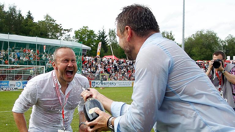 Aufstiegsjubel I: Kickers-Coach Bernd Hollerbach verpasst Thorsten Fischer nach dem gewonnenen Aufstiegsspiel gegen den 1. FC Saarbrücken und dem damit verbundenen Sprung in die 3. Liga eine Sektdusche.