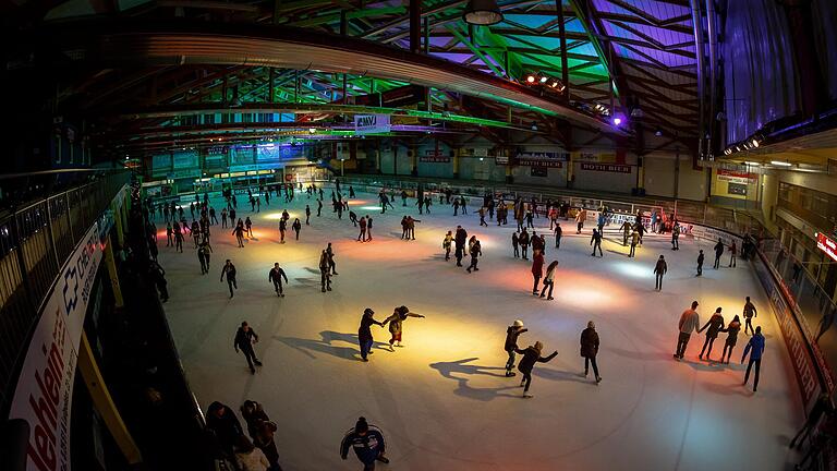 Seit Jahrzehnten beliebter Treff für Jung und Alt: der Schweinfurter Icedome und die Eisdisco.