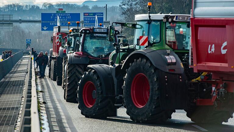 Bauernprotest - Frankreich.jpeg       -  Protest auf der Autobahn: Französische Landwirte gehen seit Monaten für eine bessere Bezahlung und gegen steigende Kosten auf die Straße.