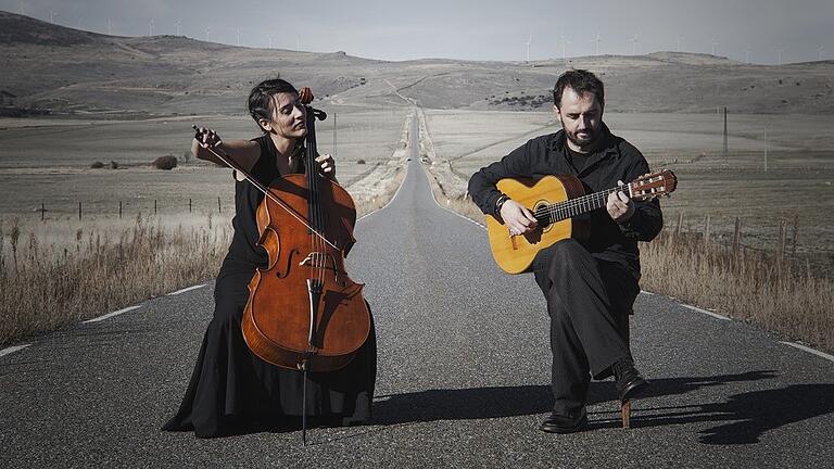 Die Cellistin Iris Azquinezer und der Gitarrist Rainer Seiferth.