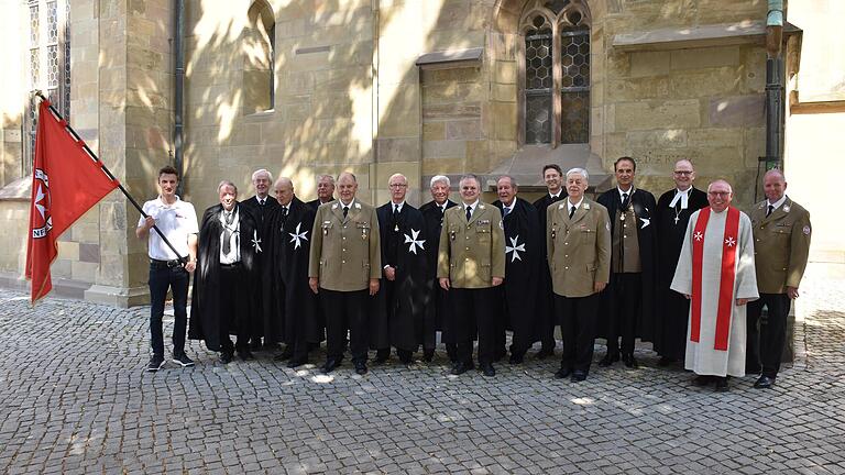 50 Jahre Johanniter-Unfall-Hilfe in Schweinfurt. Umrahmt von Fahne, Rittern und Würdenträgern des Johanniterordens hier in den grünen Uniformen von links der Gebietsleiter Ausbildung Jochen Hawesch, Regionalvorstand Ralph Knüttel, der Schweinfurter Dienststellenleiter Olaf Mauer und rechts im Bild Regionalvorstand Uwe Kinstle. Diakon Norbert Holzheid (Zweiter von rechts) ist der Standortseelsorger der Johanniter. Frank Schiefelbein (Vierter von rechts) ist ebenfalls Regionalvorstand. Ferdinand Freiherr von Truchseß (Sechster von rechts) ist der Ortsbeauftragte des Ordens für Schweinfurt.&nbsp;