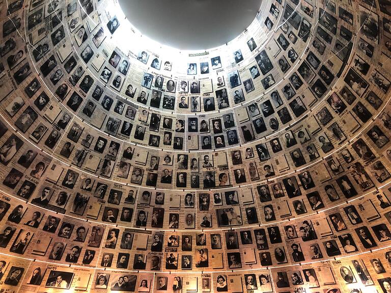 Namen und Fotos von jüdischen Opfern in der Holocaust-Gedenkstätte Yad Vashem.