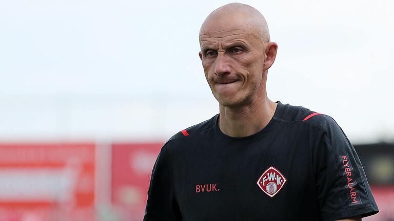 Kickers-Trainer Ralf Santelli will sich auf dem Heimweg aus Zwickau 'einmal etwas anderes als Mineralwasser gönnen'.