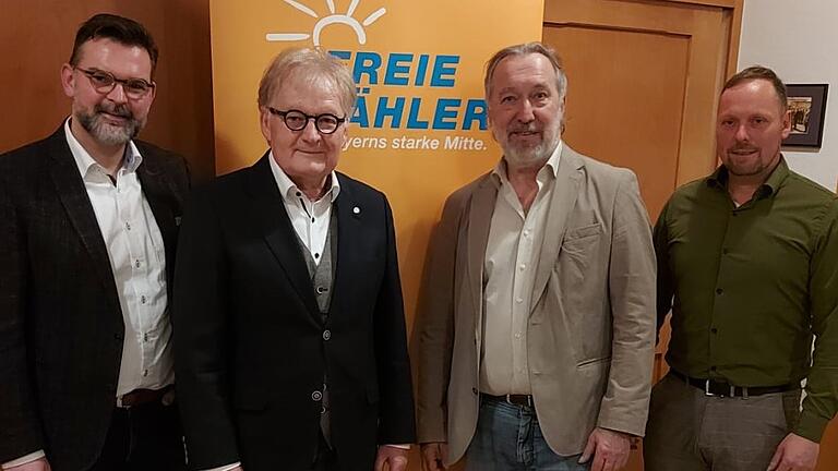 Edwin Husslein (Zweiter von rechts) und Stefan Labus (Dritter von rechts) sind die Direktkandidaten der Freien Wähler für die Wahlen in den Landtag und den Bezirkstag. Frank Böhm (rechts) und Oliver Brust wurden zu Listenkandidaten für Land- und Bezirkstag bestimmt.