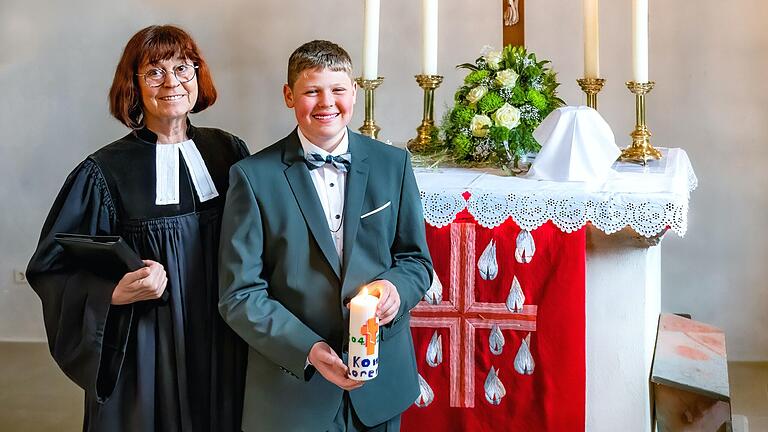 Pfarrerin Christel Kupfer mit dem konfirmierten Lorenz Schmitt am Altar der Oberwaldbehrunger Kirche.