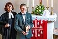 Pfarrerin Christel Kupfer mit dem konfirmierten Lorenz Schmitt am Altar der Oberwaldbehrunger Kirche.