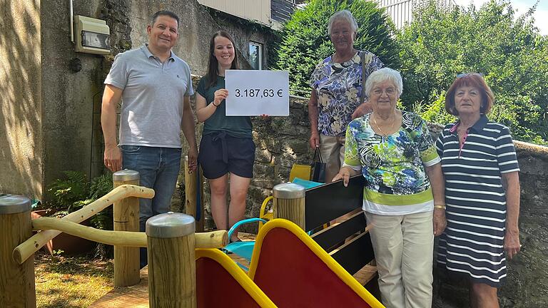 Auf dem Foto (von links): Bürgermeister Michael Sedelmayer, Kita-Leitung Christina Weiss und für  den Seniorenclub Reinhilde Düll, Maria König und Waldrun Hofmann.