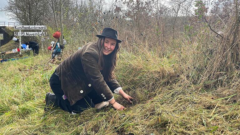 Tina Hartmann musste ein 80 Zentimeter tiefes Loch graben, in das eine halbe Flasche 'Berliner Luft' und gute Wünsche eingegraben wurden. Tina Hartmann musste ein 80 Zentimeter tiefes Loch graben, in das eine halbe Flasche 'Berliner Luft' und gute Wünsche eingegraben wurden.
