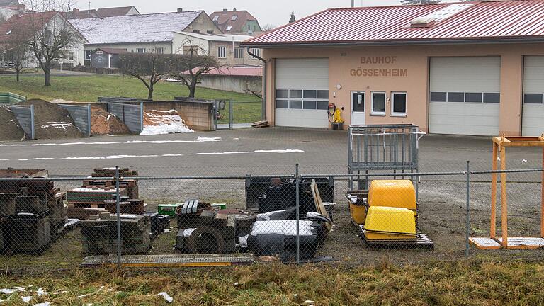 Auf den Gelände des Bauhofes in Gössenheim will die Gemeinde im Bereich der im Freien lagernden Gegenstände im Vordergrund eine neue Lagerhalle errichten. Auf den Gelände des Bauhofes in Gössenheim will die Gemeinde im Bereich der im Freien lagernden Gegenstände im Vordergrund eine neue Lagerhalle errichten.