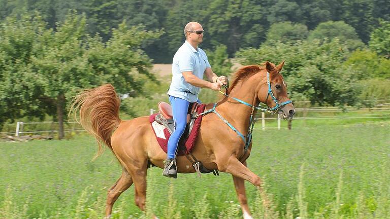 SSP_4587       -  &bdquo;Viele Faktoren fließen ein, bis man mit einem Pferd beim Distanzreiten sportlich an der Spitze mitmischen kann&ldquo;, sagt Bernhard Hartmann. Unser Bild zeigt ihn beim Training auf CBJ Kublaykhan. Foto: ssp