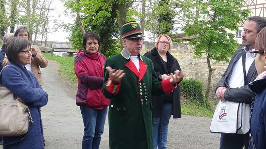 Walter Schneider, Schriftführer der Schlossberg-Gemeinde Königsberg, erklärte die Historie von Königsberg. Walter Schneider, Schriftführer der Schlossberg-Gemeinde Königsberg, erklärte die Historie von Königsberg.