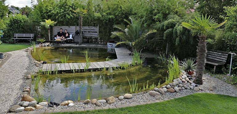 Warum so weit in Urlaub ans Mittelmeer fahren, fragte sich die Familie Hirn-Simmelbauer. Sie holte sich das mediterrane Flair in ihren Garten mit einem großen Teich im Zentrum, umgeben von Palmen und  Zitrusbäumen.