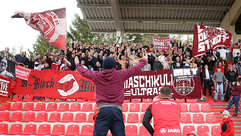 Der Standort der Ultras im Stadion am Dallenberg ist der Stadt Würzburg ein Dorn im Auge. Auf den Sitzplätzen soll aus Sicherheitsgründen nicht gestanden werden.