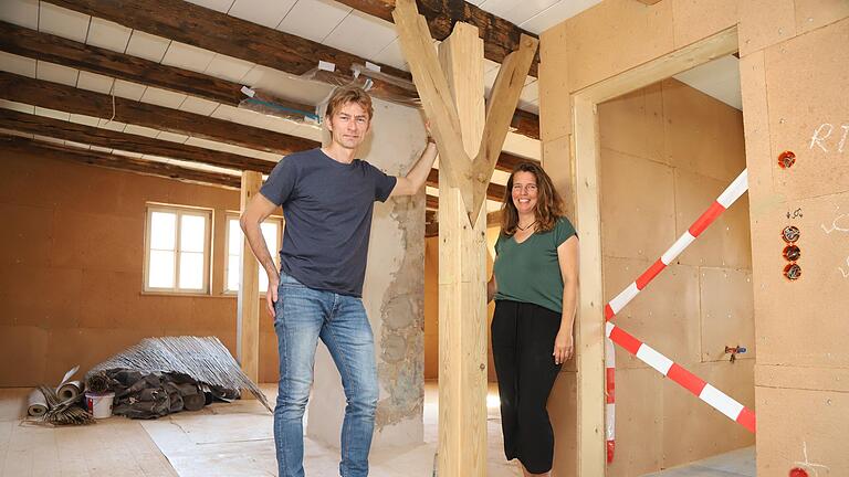 Sie sind stolz auf ihre ganz besondere Immobilie: Alexander und Karin Förster, hier im Dachstuhl, sanieren das 570 Jahre&nbsp; alte Stadtschreiberhaus in Gerolzhofen. Voraussichtlich im Frühjahr kommenden Jahres wird es wieder bewohnt werden.