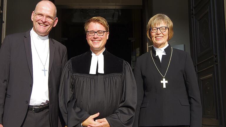 Vor der Kirche: Dekan Oliver Brockmann, Pfarrer Michael Greder und Regionalbischöfin Gisela Bornowski.       -  Vor der Kirche: Dekan Oliver Brockmann, Pfarrer Michael Greder und Regionalbischöfin Gisela Bornowski.