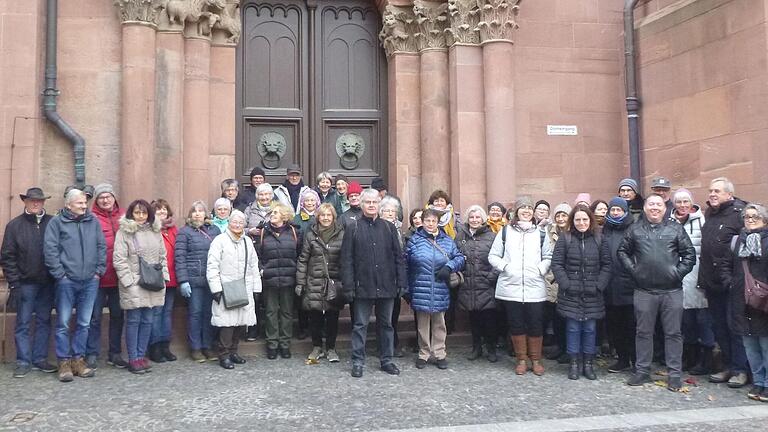 Die Gerbrunner Reisegruppe vor einem der mächtigen Dom-Portale.