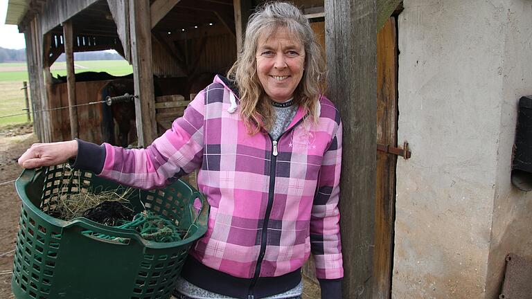 Kleine Pause auf der Koppel: Von der Werkstatt bis zu den Pferden braucht Marion Riedl keine Minute. Kleine Pause auf der Koppel: Von der Werkstatt bis zu den Pferden braucht Marion Riedl keine Minute.