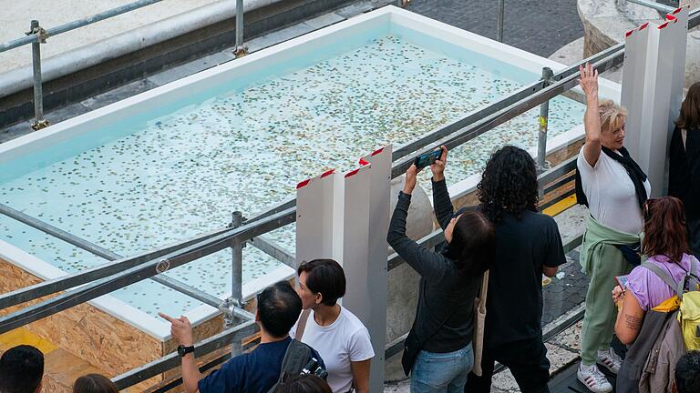 Wasserbecken für den Trevi-Brunnen       -  Wenige Stunden nach dem Aufbau des Pools lagen bereits zahlreiche Münzen im Wasser.