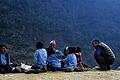 Unter freiem Himmel: Peter Piesch (rechts) aus Randersacker besucht eine Unterrichtsstunde der Grundschule von Simigaun im Rolwaling-Gebiet (Nepal) &ndash; im Freien auf dem Boden sitzend, auf über 2000 Metern Höhe. Mittendrin sitzt der Lehrer.