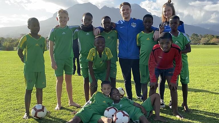 Fabian Pucher und Verena Saemann engagieren sich drei Monate lang bei der Organisation 'Young Bafana' in Südafrika.