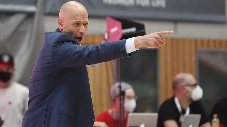 Headcoach Denis Wucherer (s.Oliver Würzburg) hofft auf den ersten Auswärtssieg seiner Mannschaft. Headcoach Denis Wucherer (s.Oliver Würzburg) hofft auf den ersten Auswärtssieg seiner Mannschaft.