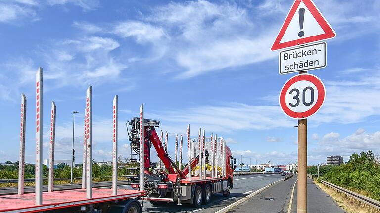 Wegen des schlechten Zustands der Hahnenhügelbrücke in Schweinfurt dürfen Autos und Lastwagen seit Mai dort streckenweise nur noch mit Tempo 30 fahren. Für 40 Tonner ist der Verkehr zudem auf eine Spur begrenzt.