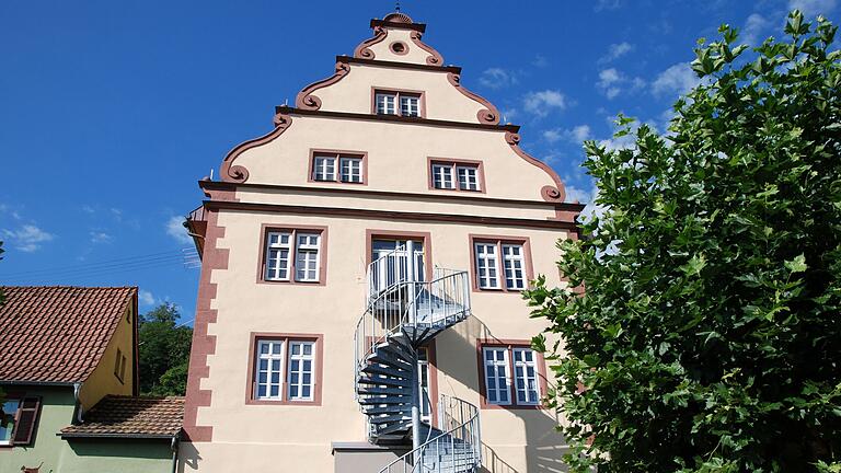 Die Arbeiten am Historischen Rathaus gehen gut voran. Die Fluchttreppe war auch nötig, damit der zweite Stock von den Vereinen genutzt werden kann.