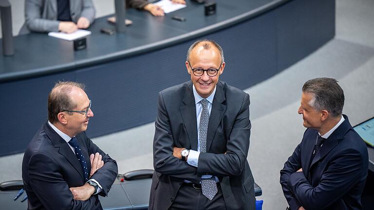 Unionspolitiker im Bundestag       -  Unionsfraktionschef Merz pocht darauf, dass Kanzler Scholz die Vertrauensfrage schon am Mittwoch stellt. (Archivbild)