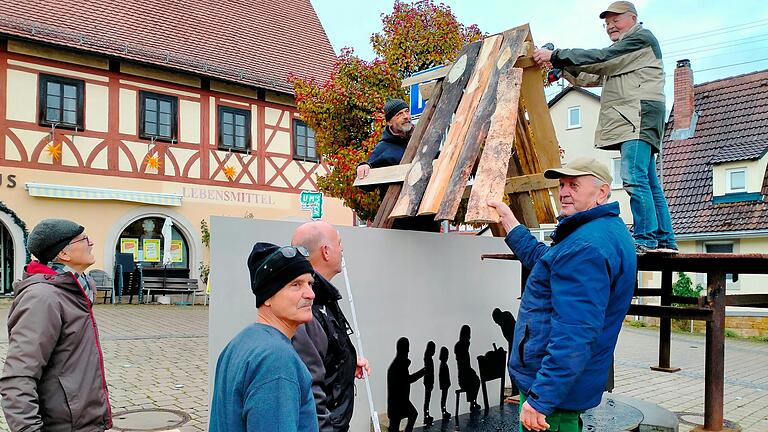 Sechs Rügheimer halfen beim Bau der Krippe zusammen. Hier bringen sie gerade noch das Dach über dem 'Scherenschnitt' an. Sechs Rügheimer halfen beim Bau der Krippe zusammen. Hier bringen sie gerade noch das Dach über dem 'Scherenschnitt' an.
