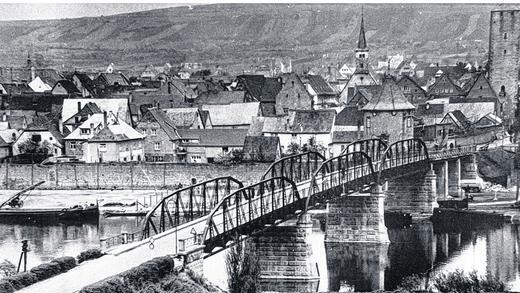 Großbaustelle: Mit einfachsten Mitteln bewältigte die Baufirma Ehrenfels 1946 die Reparatur der Karlstadter Mainbrücke. Auf der Karlstadter Seite wurden zwei Betonpfeiler gebaut. Anschließend wurde das noch intakte Brückenelement von dort Richtung Mühlbach gezogen und auf der Karlstadter Seite eine Behelfsbrücke errichtet (beides hier bereits geschehen).