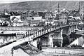 Großbaustelle: Mit einfachsten Mitteln bewältigte die Baufirma Ehrenfels 1946 die Reparatur der Karlstadter Mainbrücke. Auf der Karlstadter Seite wurden zwei Betonpfeiler gebaut. Anschließend wurde das noch intakte Brückenelement von dort Richtung Mühlbach gezogen und auf der Karlstadter Seite eine Behelfsbrücke errichtet (beides hier bereits geschehen).