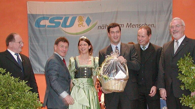 Eberhard Sinner (Zweiter von links) und Markus Söder (mit Präsentkorb) kennen sich schon lange: 2004 beim CSU-Neujahrsempfang in Neuendorf war der jetzige Ministerpräsident noch CSU-Generalsekretär.&nbsp;