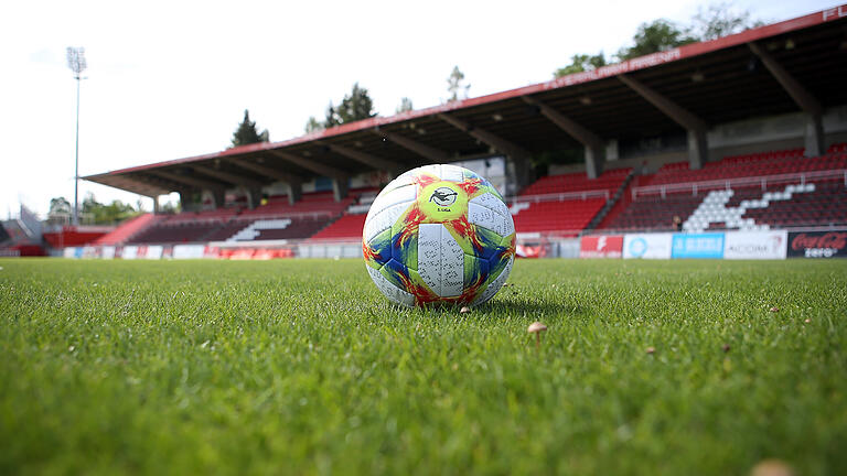 Rollt der Ball in Liga drei bald vor leeren Rängen?